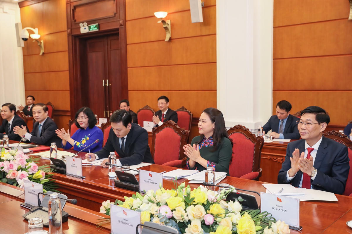 Phó Chủ tịch - Tổng Thư ký UBTƯ MTTQ Việt Nam Nguyễn Thị Thu Hà cùng các đại biểu tham dự hội đàm. Ảnh: Quang Vinh.