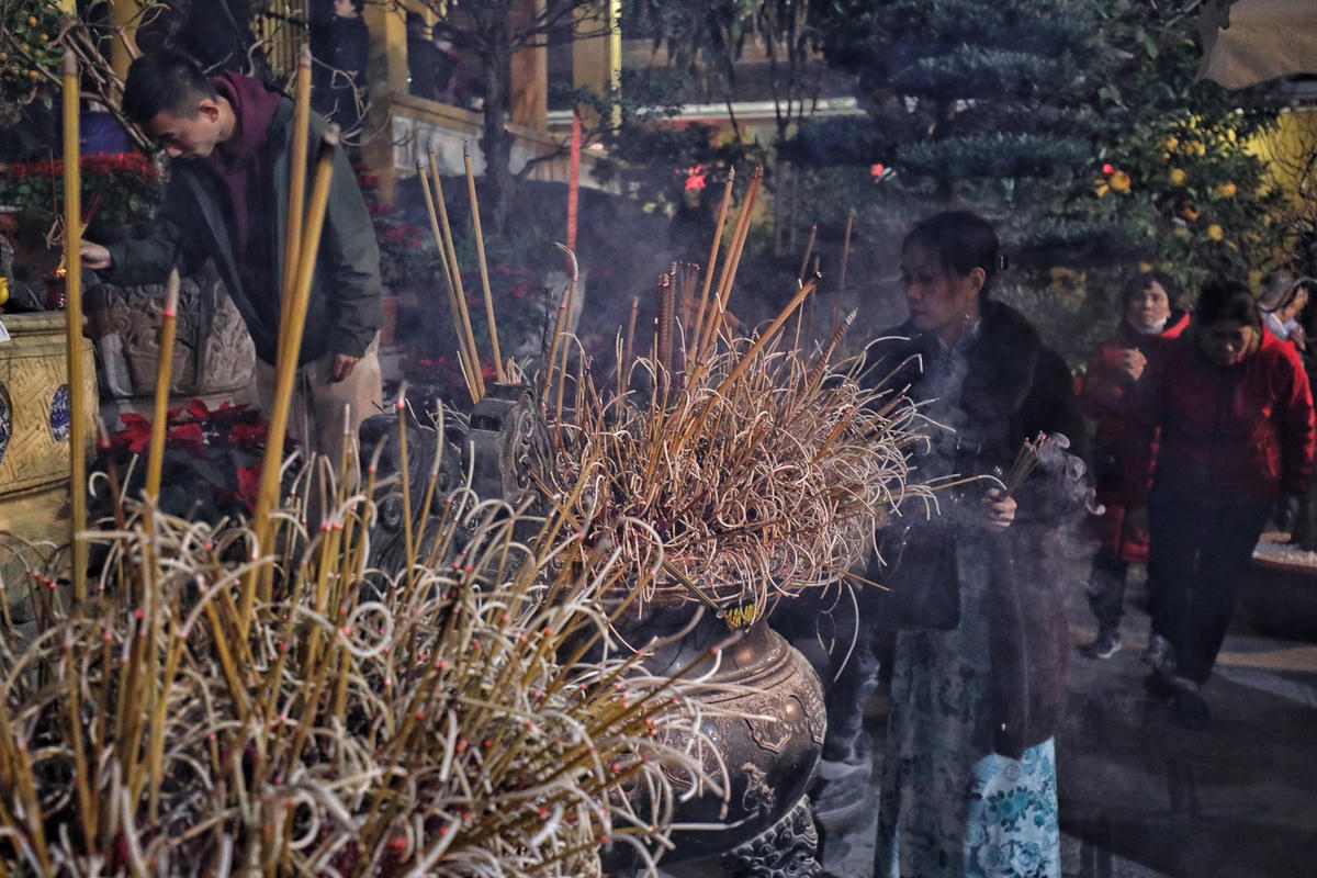 Chiếc lư hương đặt giữa sân chùa trong ngày đầu năm đã đặc kín chân nhang của người dân.