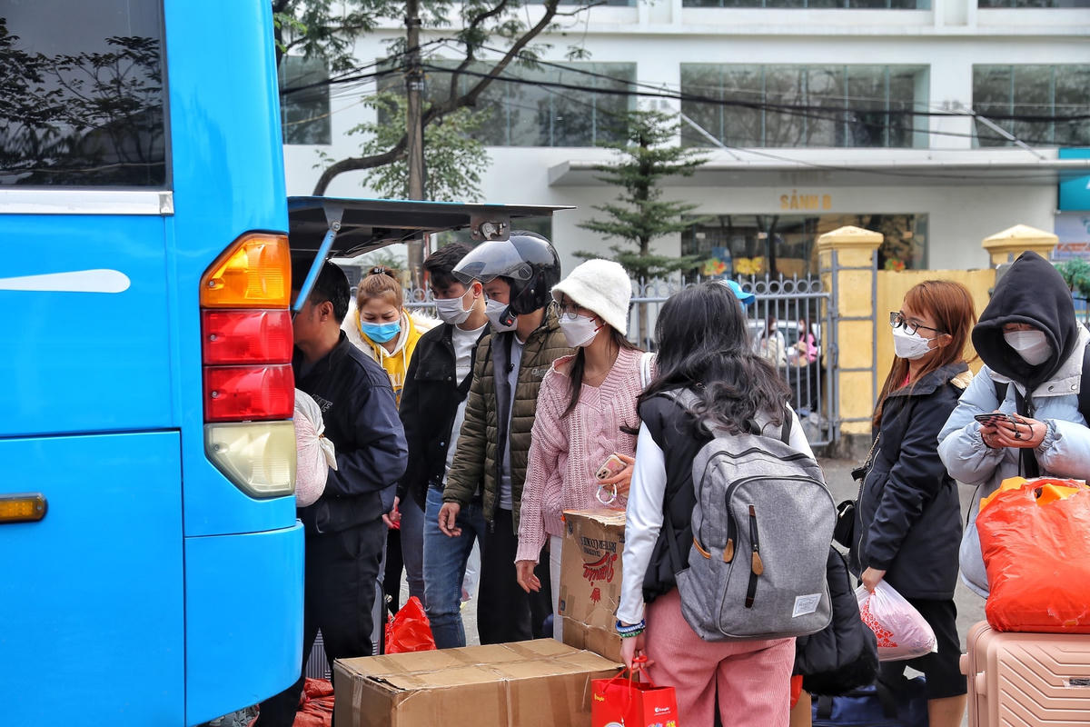 Người dân nhanh chóng lấy hành lý, đồ đạc để rời bến xe về nhà để chuẩn bị cho ngày làm việc đầu tiên trong kỳ nghỉ lễ.