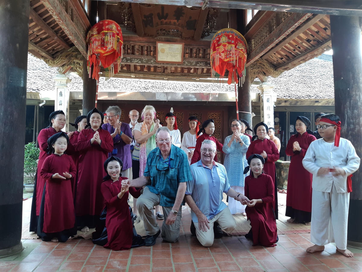 Du khách nước ngoài rất thích thú với những màn Xoan cổ trước cửa đình. Ảnh: Tùng Duy.  