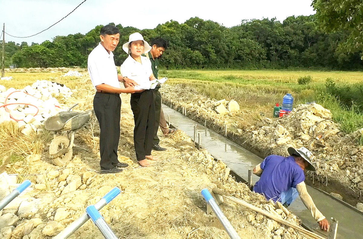 Bà Lê Thị Hảo cùng Ban Giám sát đầu tư của cộng đồng xã Vĩnh Long (Quảng Trị) kiểm tra việc thực hiện công trình xây dựng trên địa bàn xã.