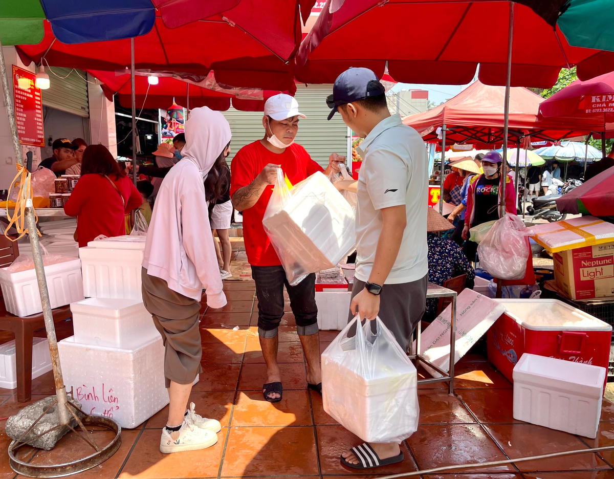 Các loại hải sản, đặc sản đều được đóng gói cẩn thận để khách hàng hoàn toàn yên tâm khi mang đi đường xa.
