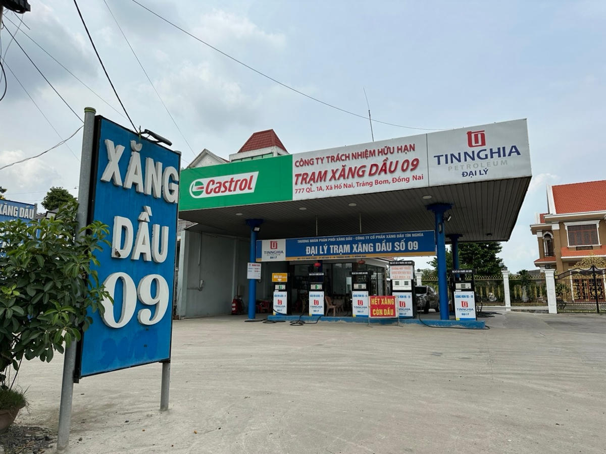 Trạm xăng dầu 09 ở Quốc lộ 1A, xã Hố Nai, huyện Trảng Bom treo biển hết xăng còn dầu. Ảnh: Mạnh Thìn.