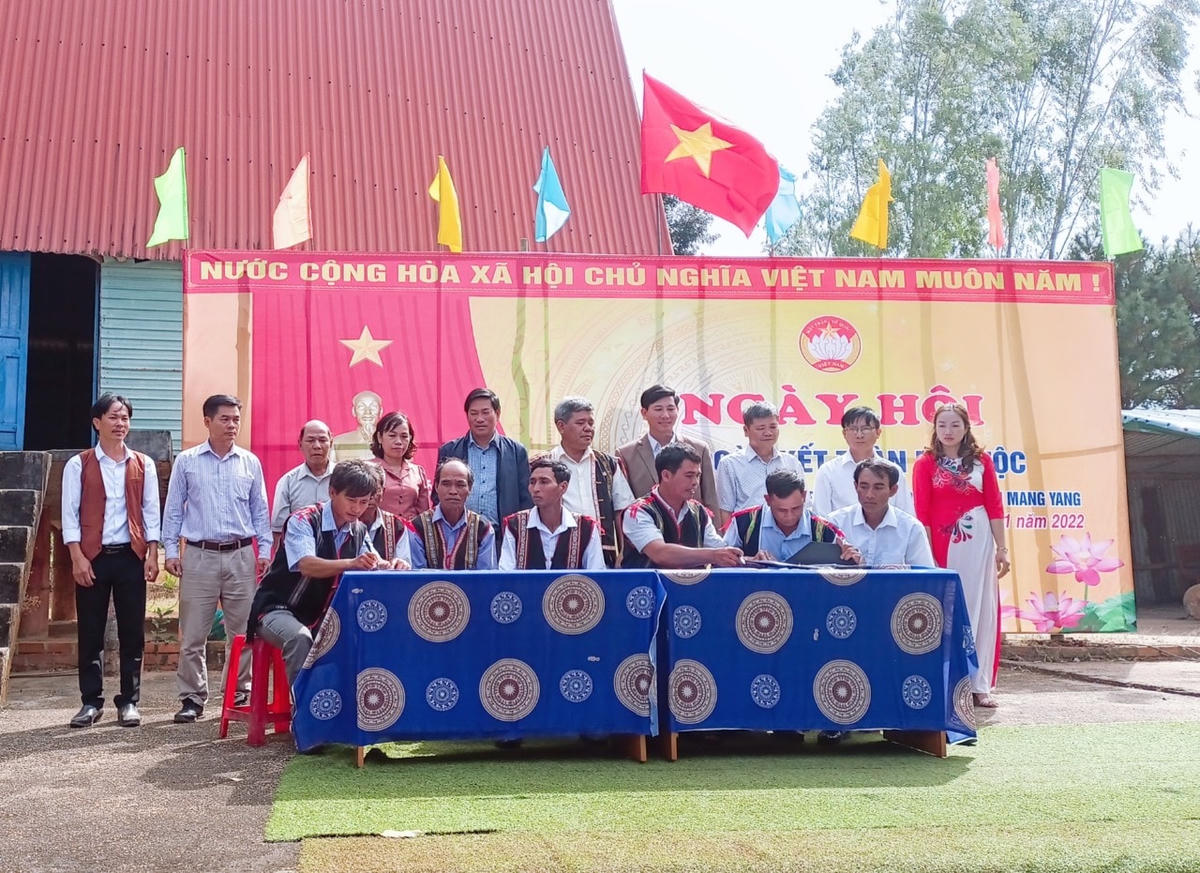 Đại diện các hộ gia đình ký kết thực hiện phong trào thi đua tại Ngày hội Đại đoàn kết toàn dân tộc.