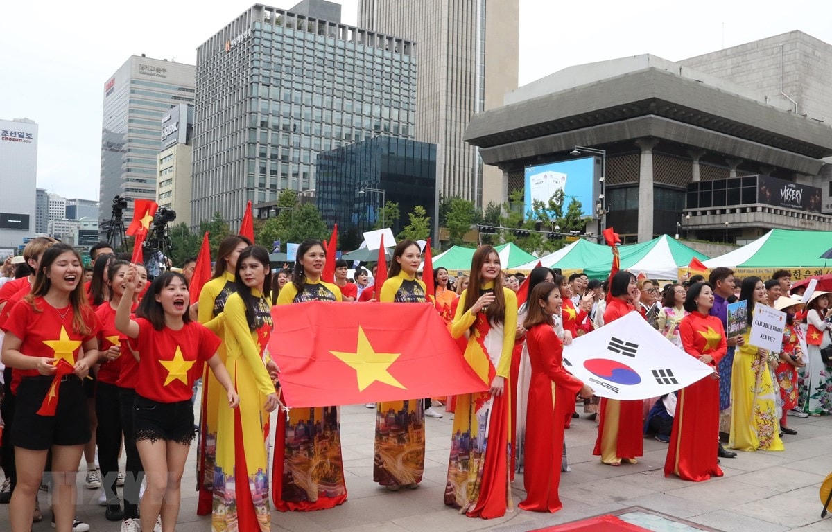 Tà áo dài truyền thống của Việt Nam được bà con kiều bào thường xuyên mặc mỗi khi có các hoạt động lớn.  