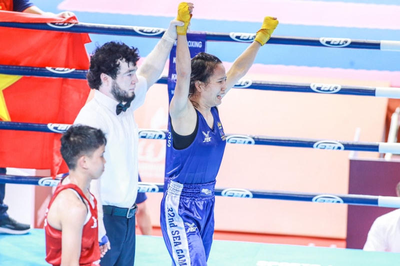 Võ sĩ Nguyễn Thị Hằng Nga (Kick boxing) bật khóc sau khi được trọng tài tuyên bố thắng cuộc. Ảnh:  Báo CAND. 