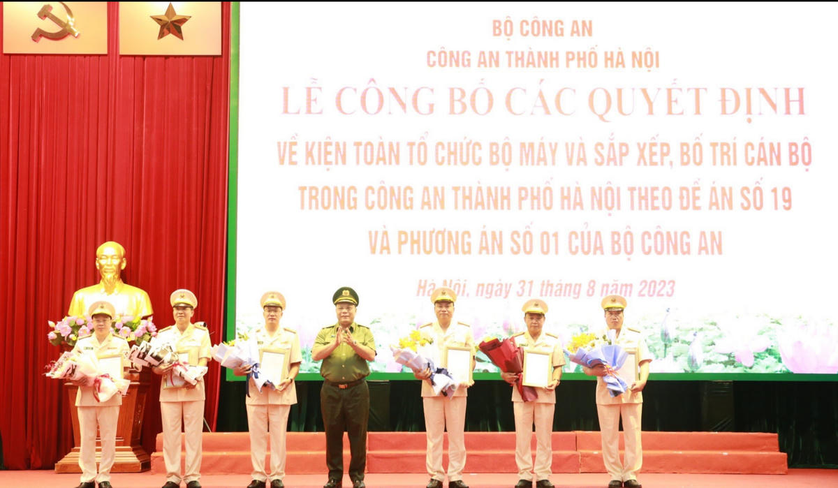 Lãnh đạo Công an TP Hà Nội chúc mừng các chỉ huy đơn vị theo đề án mới.
