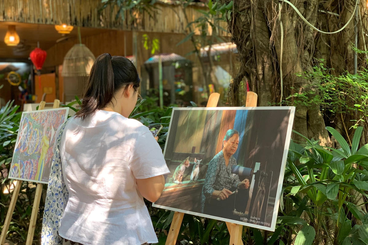 Không gian trưng bày các tác phẩm nghệ thuật khắc hoạ đời sống của người dân Vạn Phúc, vừa quảng bá hình ảnh truyền thống tốt đẹp, vừa gợi lại ký ức cho những người làm nghề lụa lâu năm.