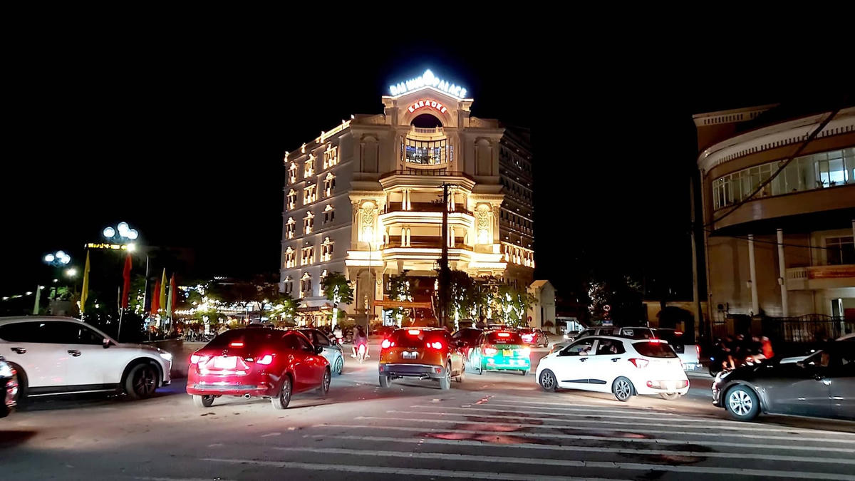 Vòng xuyến Hải quan lúc 22h đêm, người dân ăn mừng chiến thắng nhưng vẫn đảm bảo an toàn giao thông. (Ảnh: Điền Bắc).