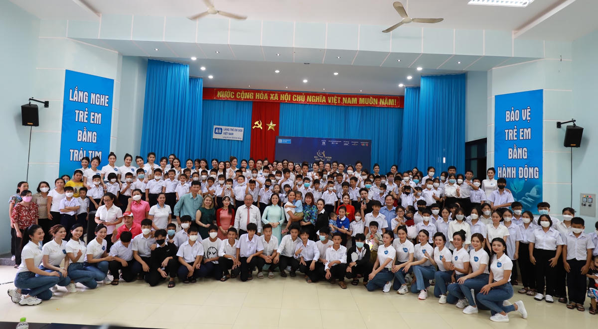 Thí sinh Miss Peace Vietnam 2022 chụp hình lưu niệm cùng các em ở Làng trẻ SOS Thành phố Đà Nẵng.