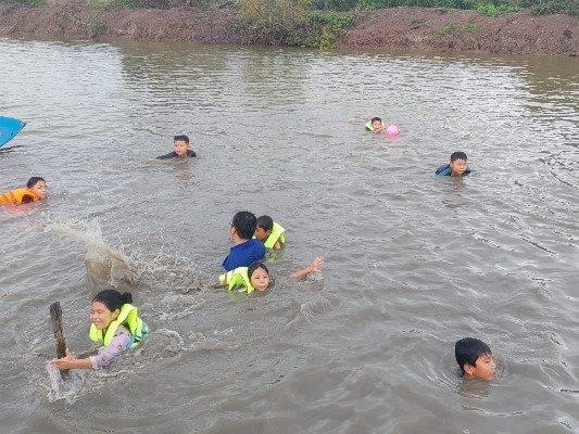 Trẻ em hào hứng tham gia lớp học bơi.