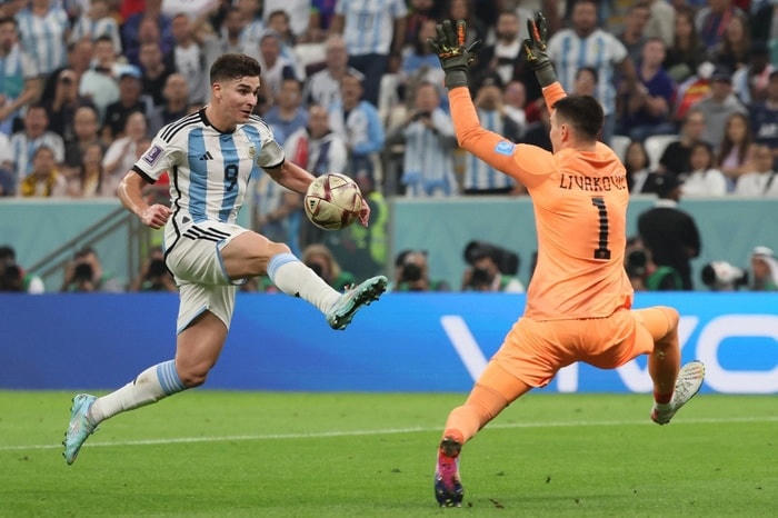 Alvarez trực tiếp ghi dấu giày của mình bằng bàn nâng tỷ số lên 2-0.