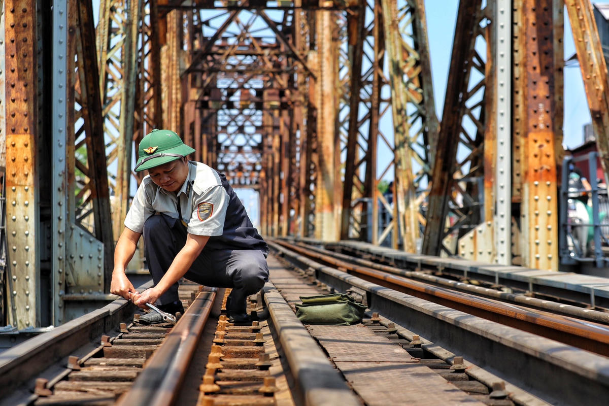 Công nhân đội nắng 'tân trang' cây cầu trăm tuổi ở Hà Nội
