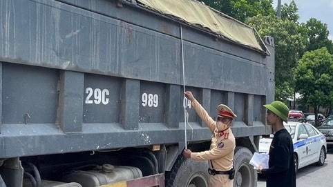 Cảnh sát giao thông đang kiểm tra xe quá khổ, quá tải. 