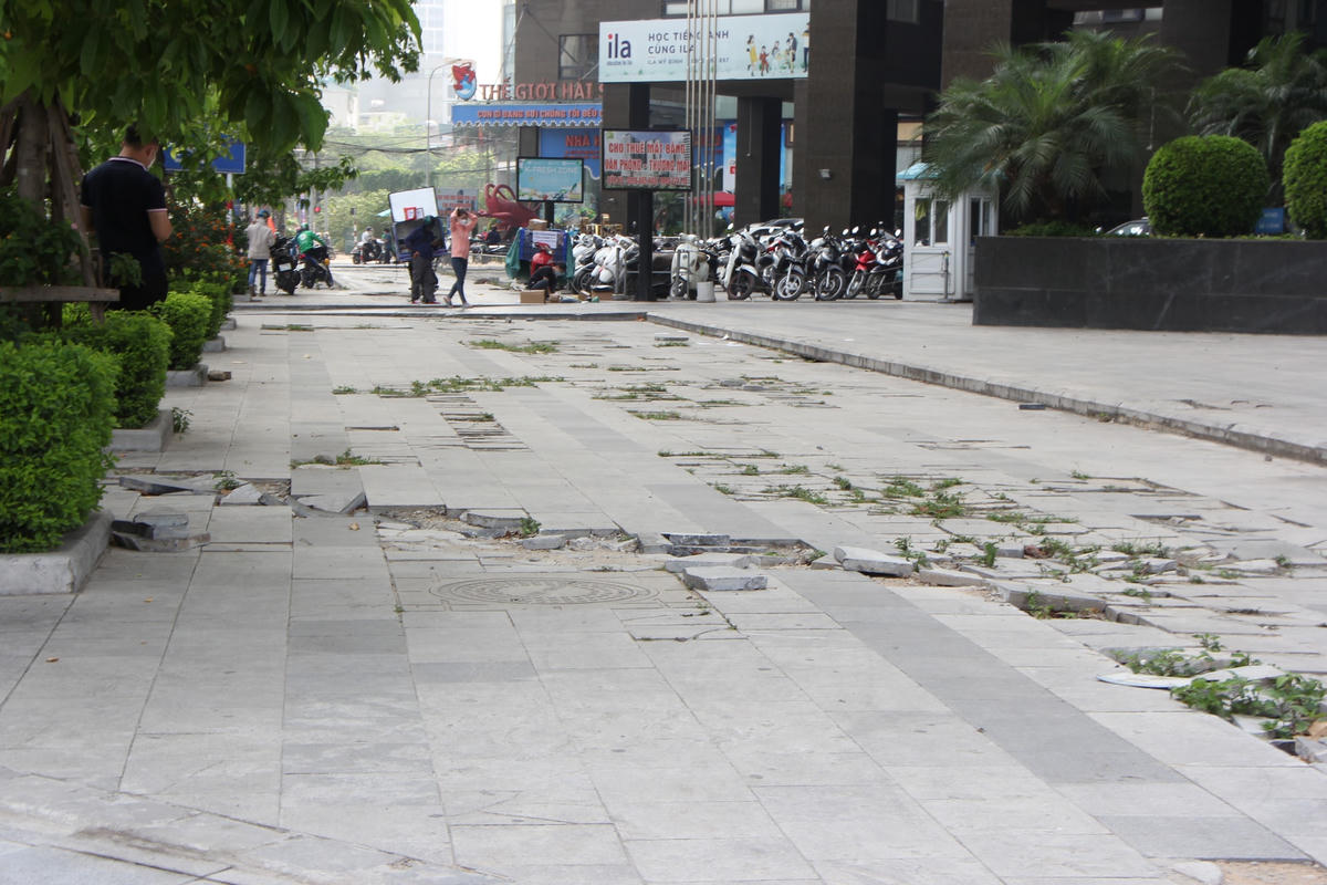 Qua ghi nhận của PV, hiện tại mặt đá vỉa hè trên nhiều tuyến phố như Mễ Trì, Trung Kính, Trần Duy Hưng, Trần Hữu Dực, Trịnh Văn Bô có dấu hiệu hư hỏng vỡ nát.Đá vỉa hè “vĩnh cửu” trên phố Mễ Trì (ngay tòa nhà Golden palace) bị nát tươm, nhếch nhác sau một thời gian đưa vào sử dụng.Ngoài phố Mễ Trì thì tình trạng đá vỉa hè trên phố Trung Kính cũng rơi vào cảnh tương tự. Không gây mất an toàn cho người dân đi lại mà còn mất mỹ quan đô thị.Mặc dù được giới thiệu là đá vĩnh cửu có độ bền 50 - 70 năm, nhưng sau một thời gian ngắn đưa vào sử dụng đá vỉa hè trên phố Trần Duy Hưng bị bong tróc, vỡ nát.Vỉa hè phố Trịnh Văn Bô vỡ nát, nghiêng ngả.Theo một số người dân cho biết: Vỉa hè chỉ dành cho người đi bộ, nhưng  tình trạng xe máy, xe ô tô leo lên vỉa hè cũng làm cho kết cấu của những viên đá dần dần bị hư hỏng, vỡ nát.
