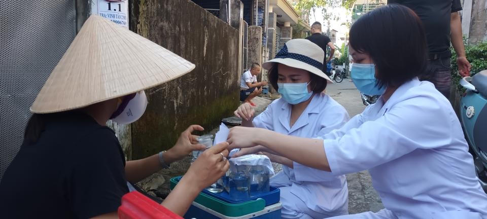 Cán bộ y tế của Trung tâm Kiểm soát dịch bệnh Nghệ An xuống nhà dân để lấy mẫu.