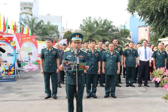 Lãnh đạo, chỉ huy Sư đoàn 367 qua các thời kỳ cùng các đại biểu báo công và dâng hương liệt sĩ tại lễ kỷ niệm. 