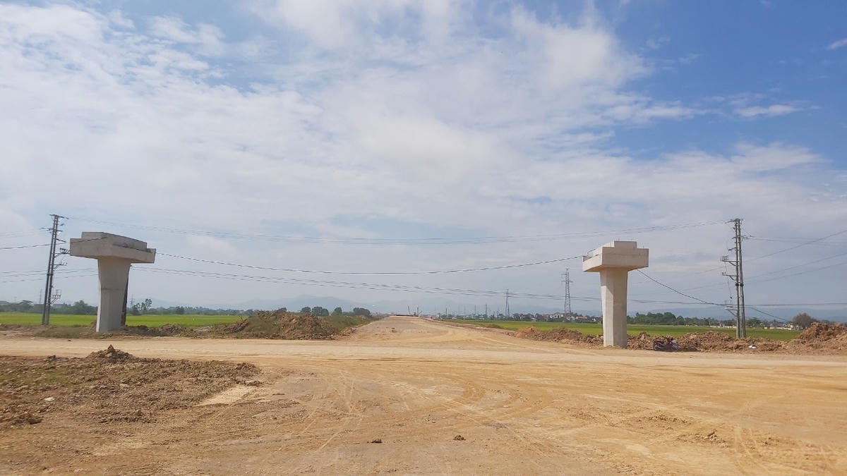 Ngoài thi công tuyến cao tốc, một số cầu vượt dân sinh cũng do Tập đoàn CIENCO 4 đảm nhiệm (Trong ảnh là cầu vượt dân sinh Diễn Đồng do CIENCO 4 thi công).
