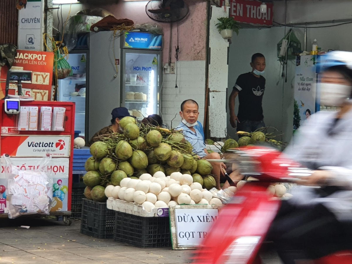 Tận dụng vỉa hè để kinh doanh.
