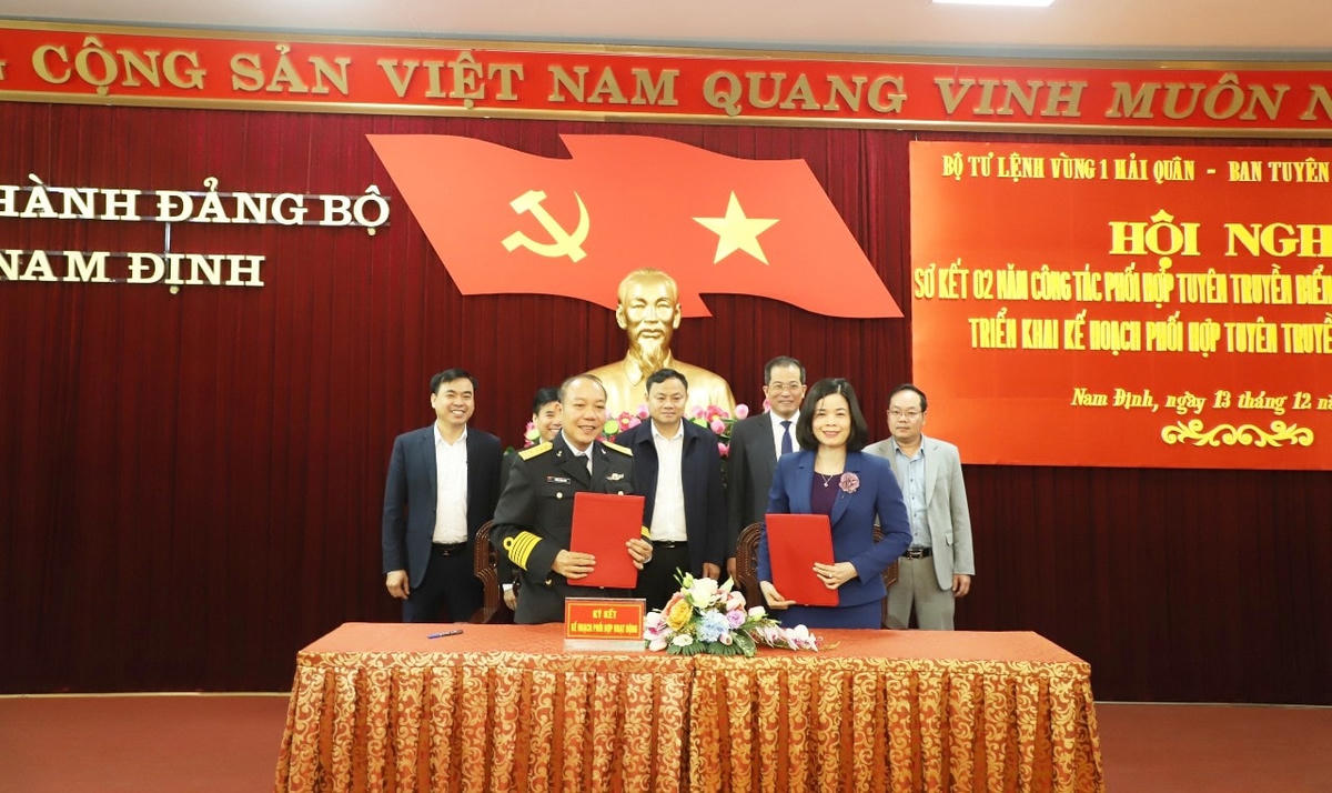 Đại diện Bộ Tư lệnh Vùng 1 Hải Quân, Ban Tuyên giáo các tỉnh ký kết Kế hoạch phối hợp thực hiện công tác tuyên truyền biển, đảo năm 2023.