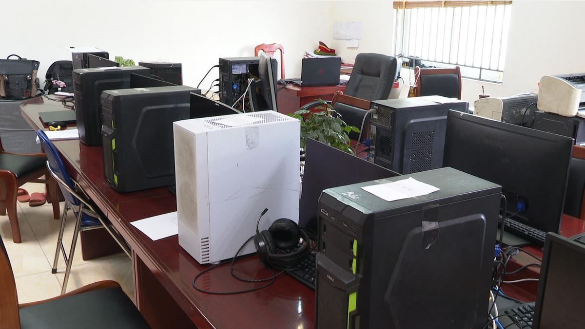 8 bộ máy tính để bàn kết nối internet dùng để đăng nhập vào các tài khoản Facebook để lừa đảo chiếm đoạt tài sản của các bị hại
