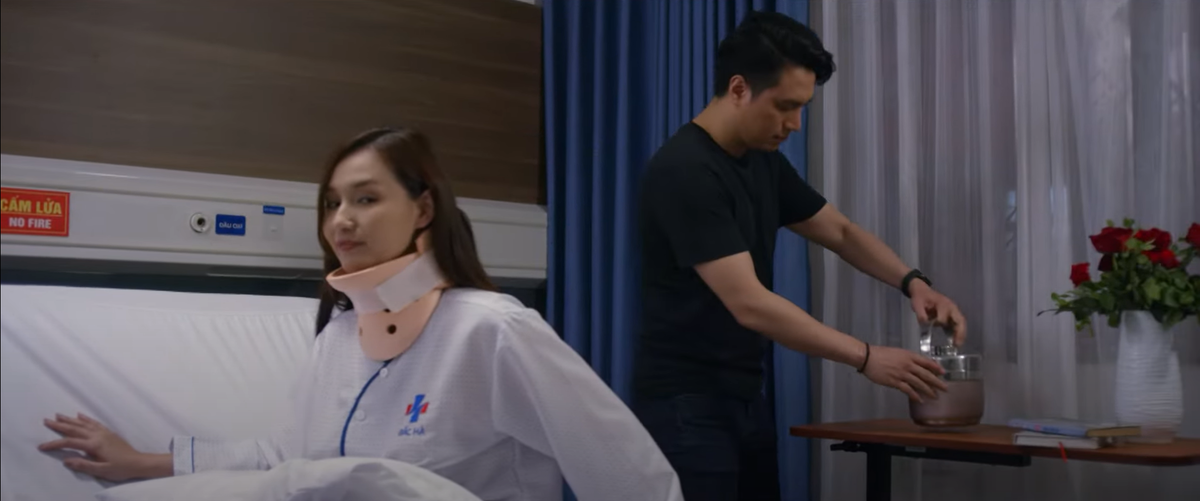 Giang hớn hở lên tiếng hỏi nhưng Việt chẳng buồn đáp lại câu nào.