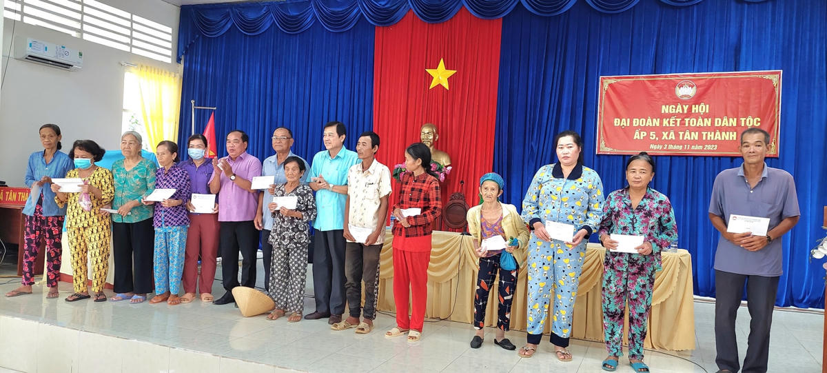 Phó Chủ tịch Ủy ban MTTQ Việt Nam tỉnh Cà Mau Phan Mộng Thành tặng quà cho các hộ nghèo ấp 5.