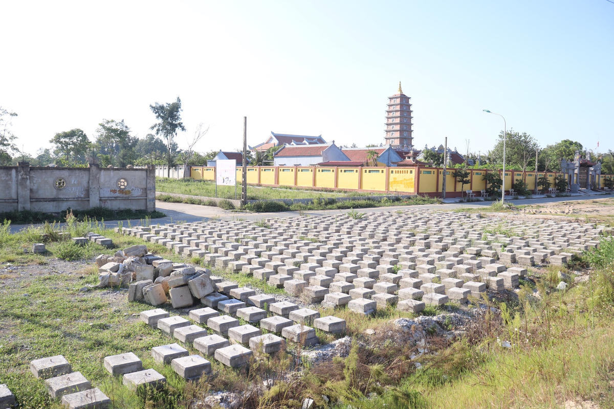 Hàng nghìn khối bê tông đã được nhà thầu đúc sẵn, hàng trăm cống thoát nước đã được hoàn thiện nhưng nay bị vứt ngổn ngang dọc bờ biển.