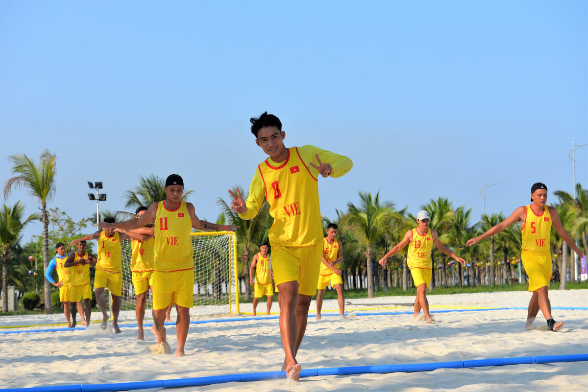 Từ ngày 28/4 vừa qua, đội tuyển bóng ném bãi biển Việt Nam đã có mặt tại Quảng Ninh để chuẩn bị cho SEA Games 31. Các VĐV đều phấn khởi, ra sức tập luyện.