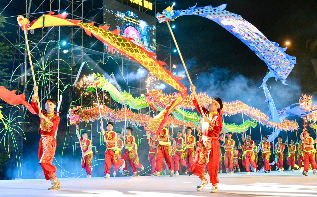 Màn múa rồng tại Carnaval Hạ Long 2023.