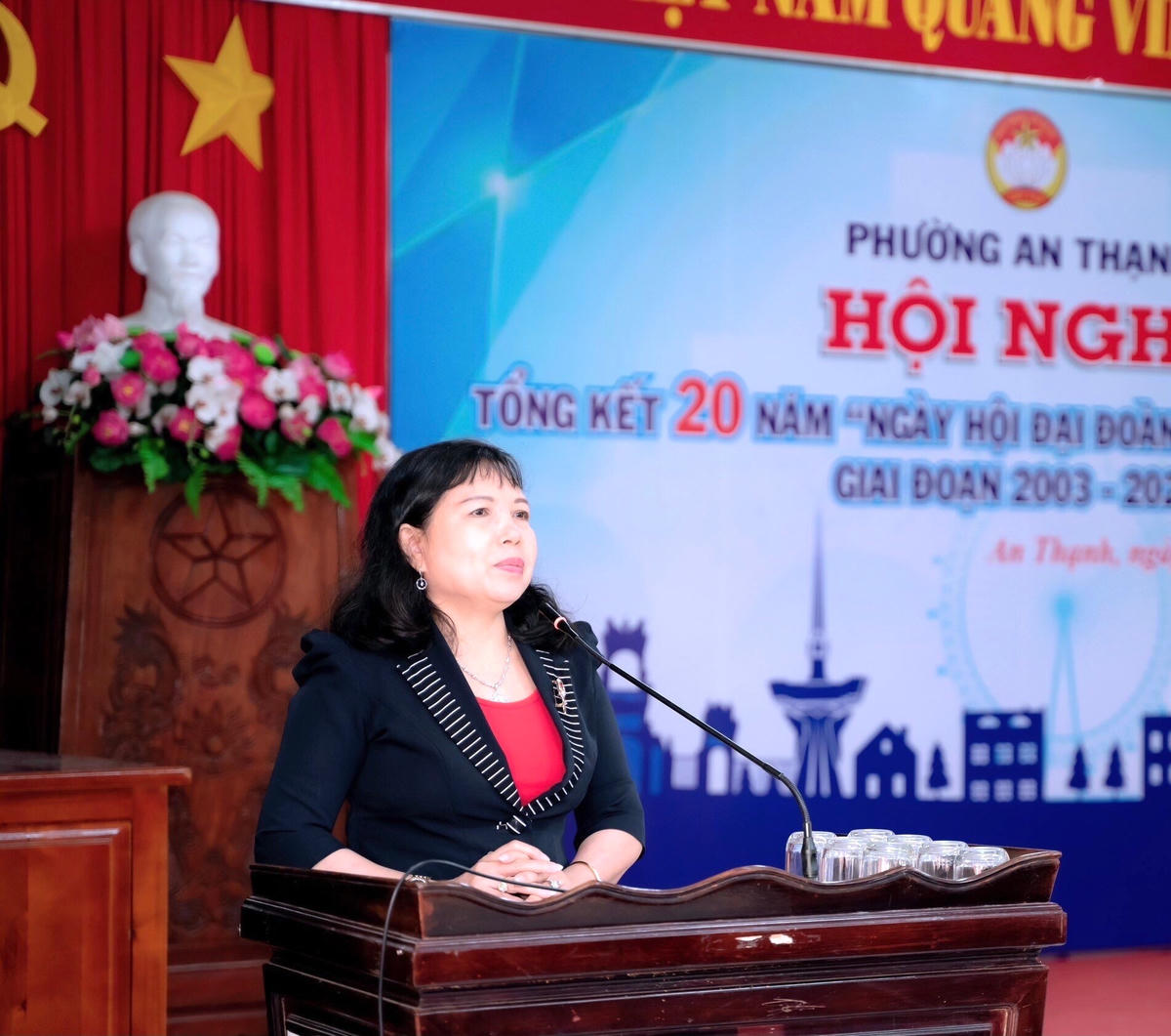 Bà Nguyễn Ngọc Phượng - Trưởng Ban Dân vận, Chủ tịch Ủy ban MTTQ Việt Nam TP Thuận An phát biểu tại hội nghị.