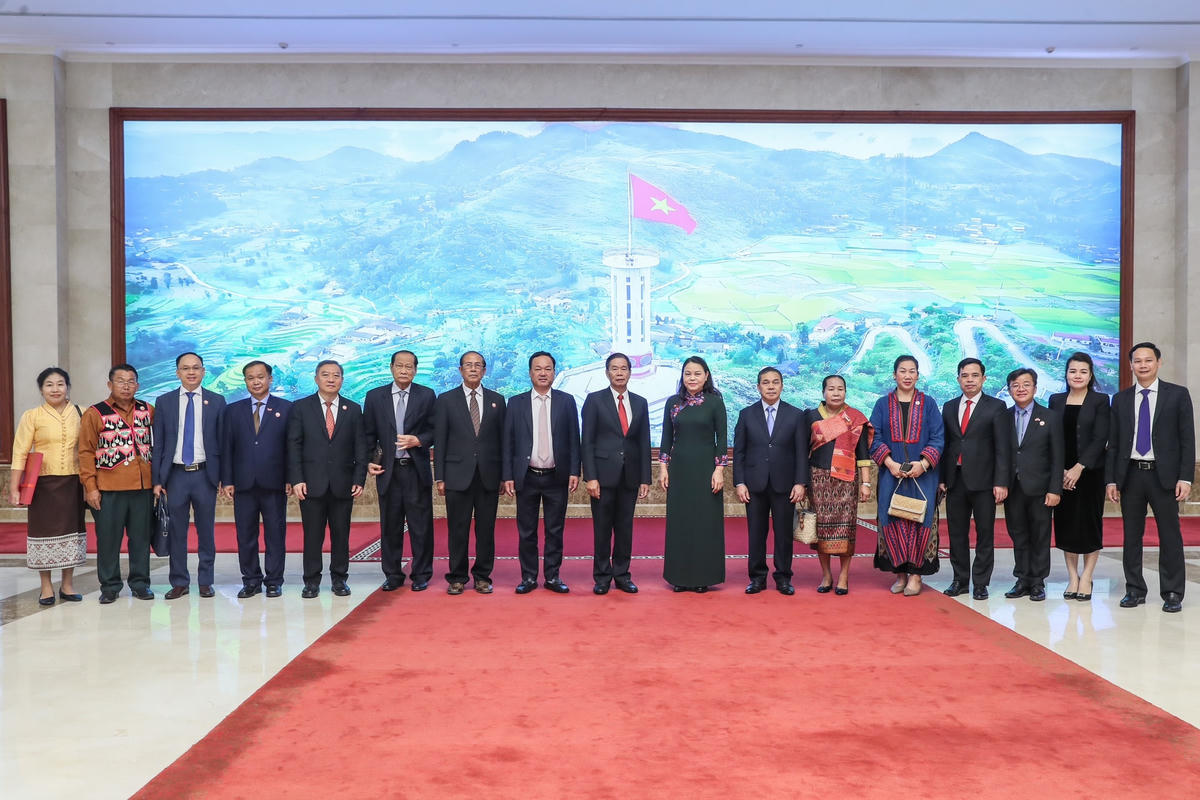 Chủ tịch Ủy ban Trung ương Mặt trận Lào xây dựng đất nước Sinlavong Khoutphaythoune và Phó Chủ tịch - Tổng Thư ký UBTƯ MTTQ Việt Nam Nguyễn Thị Thu Hà cùng các đại biểu chụp ảnh lưu niệm. Ảnh: Quang Vinh.