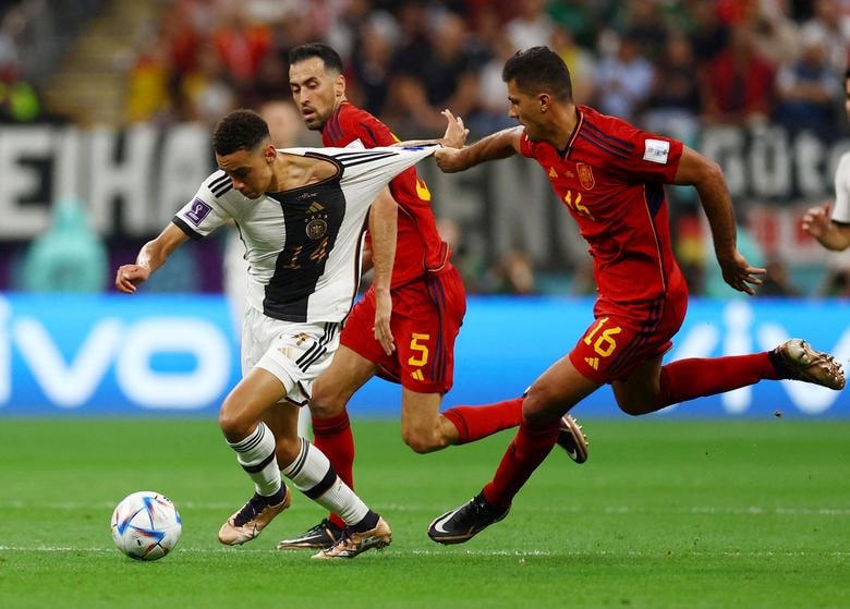 Pha phạm lỗi từ Sergio Busquets của Tây Ban Nha với Jamal Musiala của Đức trước khi bị rút thẻ vàng.