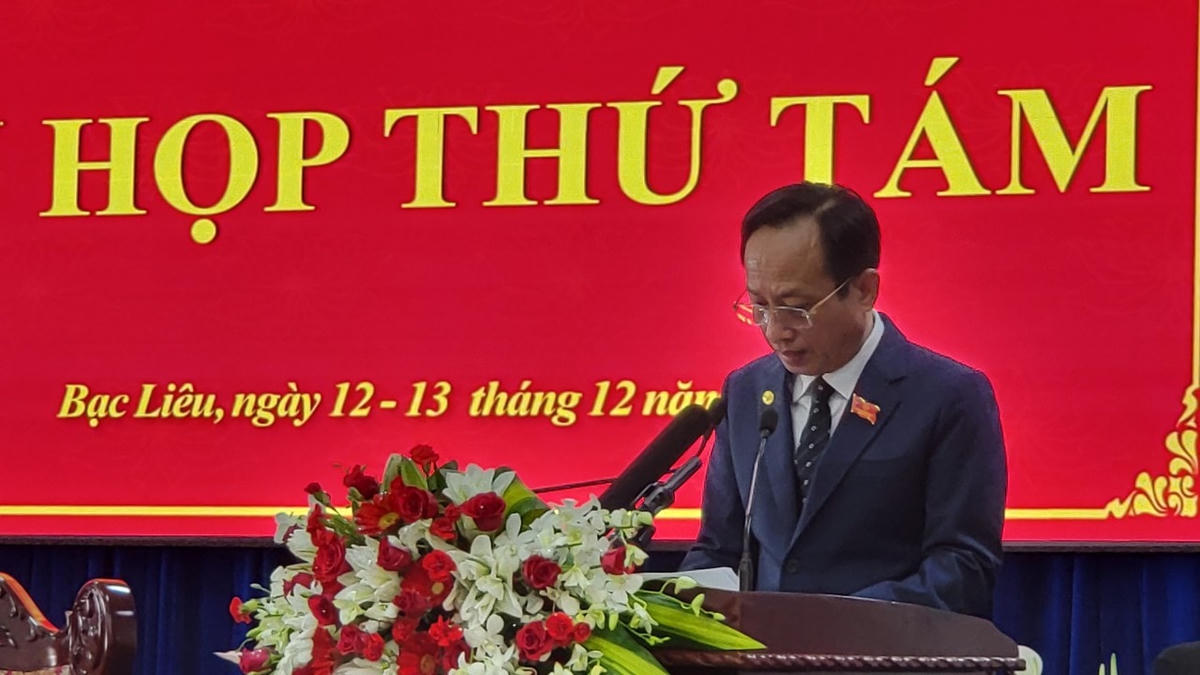 Chủ tịch UBND tỉnh Bạc Liêu Phạm Văn Thiều trình bày báo cáo tóm tắt tình hình thực hiện nhiệm vụ phát triển kinh tế - xã hội năm 2022 và kế hoạch phát triển kinh tế- xã hội năm 2023.