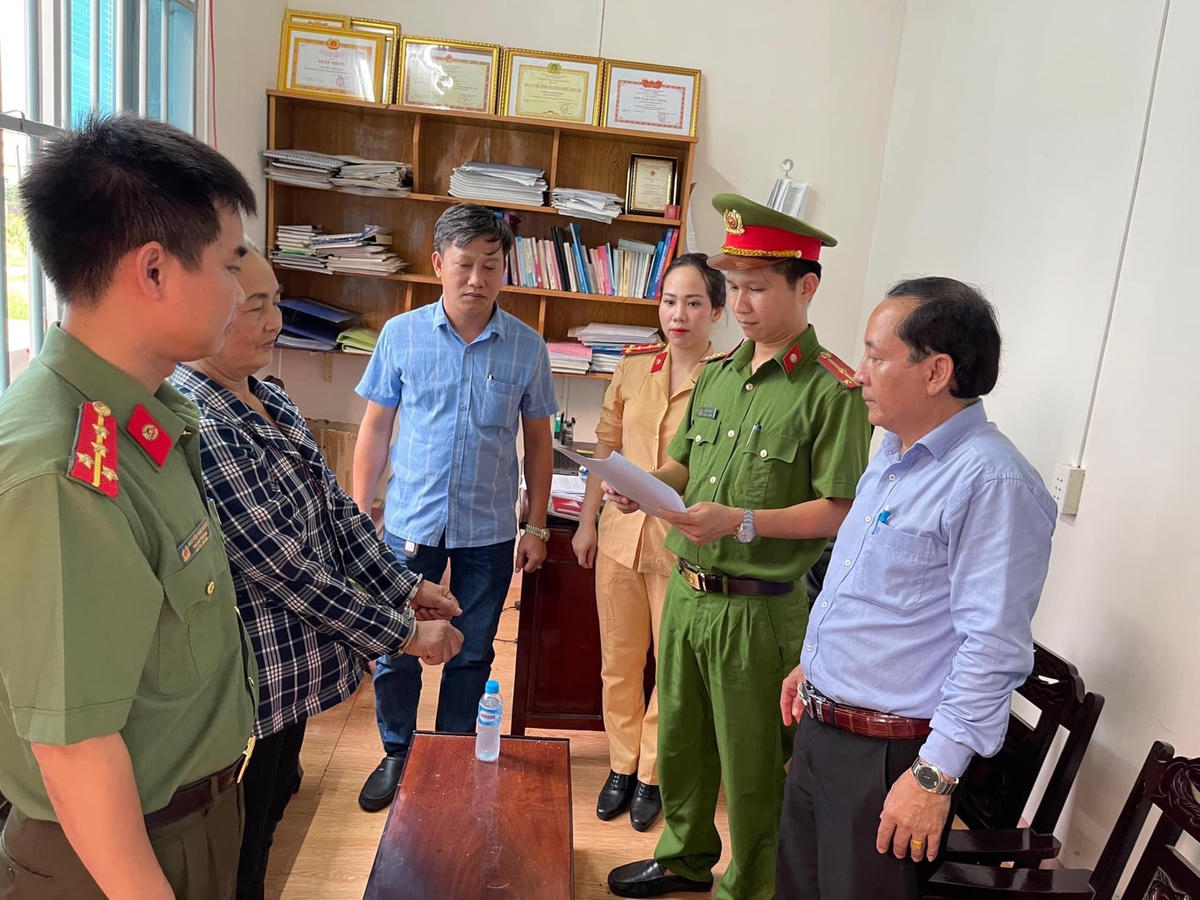 ...và Hoàng Thị Sơn.