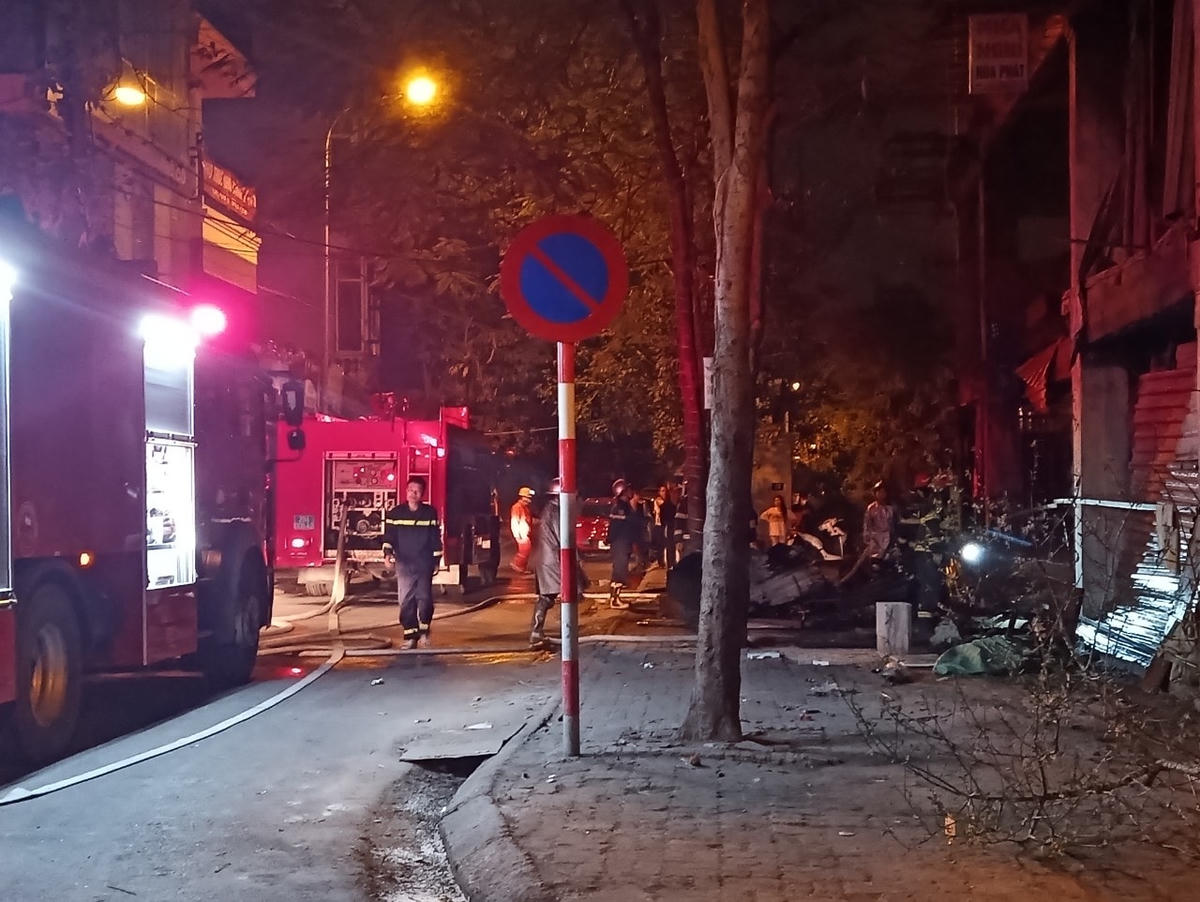 Lực lượng chức năng có mặt tại hiện trường dập tắt đám cháy.