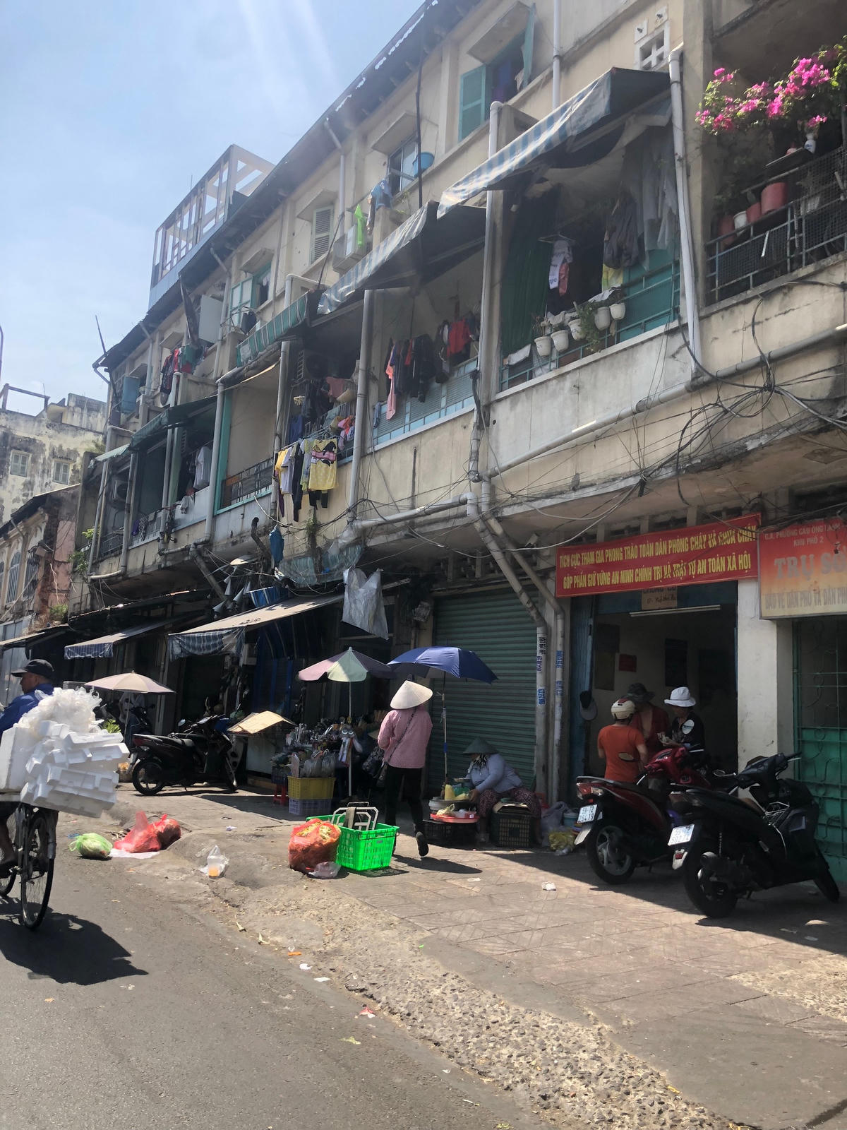 Một khu nhà chung cư cũ trên đường Nguyễn Thái Học, quận 1, TPHCM.