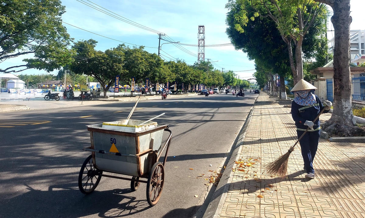 Công nhân quét dọn rác trên đường Trần Phú.