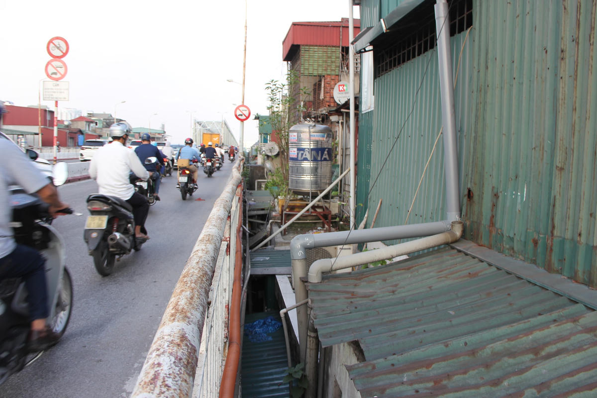 Tuy nhiên, tại địa bàn phường Phúc Tân, quận Hoàn Kiếm (TP Hà Nội) lại xuất hiện hàng loạt nhà cơi nới lấn chiếm hành lang an toàn giao thông ở cầu Chương Dương, làm mất mỹ quan đô thị hai bên cầu.