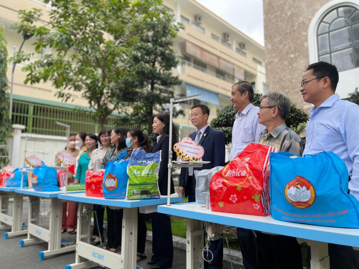 Ông Võ Văn Thiện, Trưởng ban Công tác phía Nam UBTƯ MTTQ Việt Nam cùng doanh nghiệp trao quà cho người nghèo.