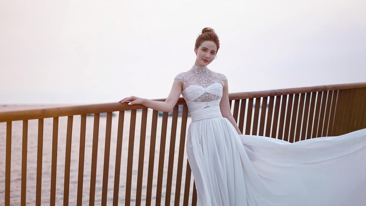 Huyền Lizzie xinh đẹp, gợi cảm ở tuổi 34.