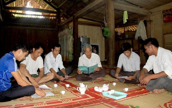 Người có uy tín ở Tuyên Quang thường xuyên tuyên truyền đường lối, chủ trương của Đảng, chính sách, pháp luật của Nhà nước đến với đồng bào dân tộc thiểu số. Ảnh: Thu Hoa.