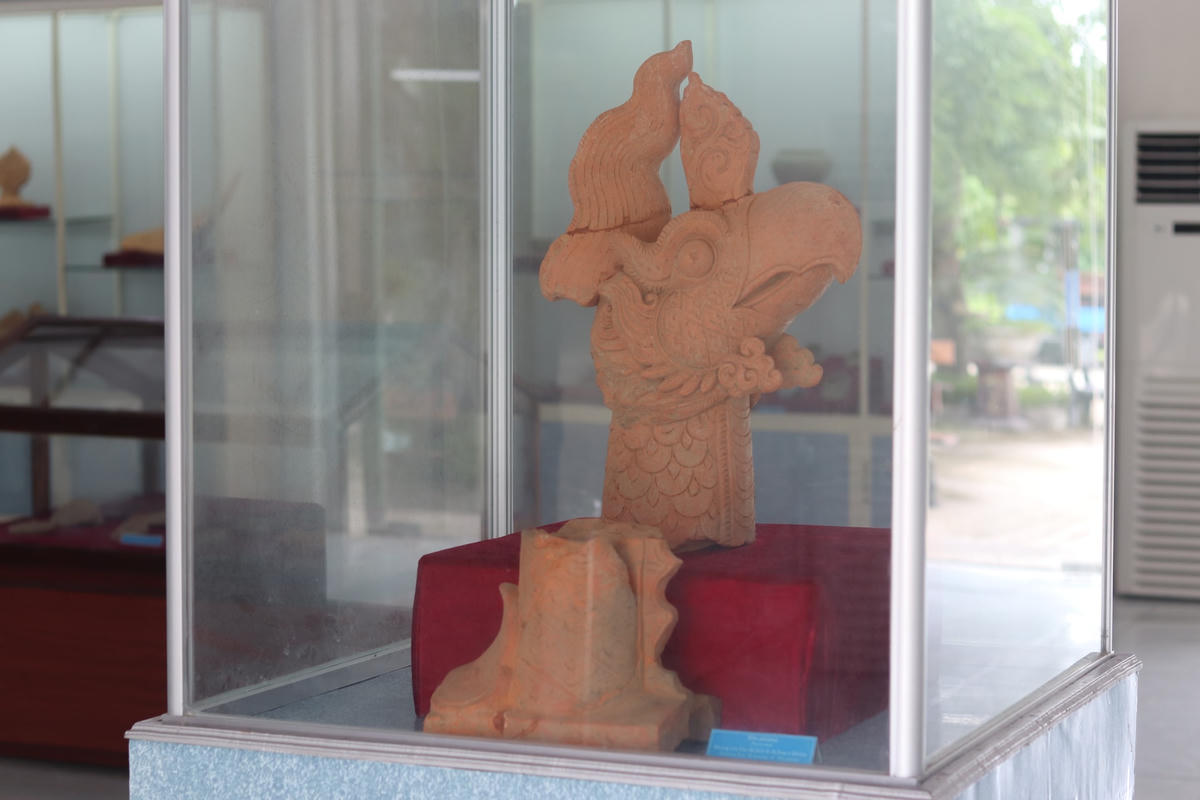 Đầu chim phượng bằng đất nung có niên đại cuối thế kỷ 14, đầu thế kỷ 15 với hoa văn trang trí tinh xảo, rõ nét được tìm thấy ở đàn tế Nam Giao thành nhà Hồ. Đây là vật liệu đặc trưng cho kiến trúc Đại Việt cuối giai đoạn Trần - Hồ, được dùng trang trí trên mái cổng lớn ở đàn Nam Giao.  