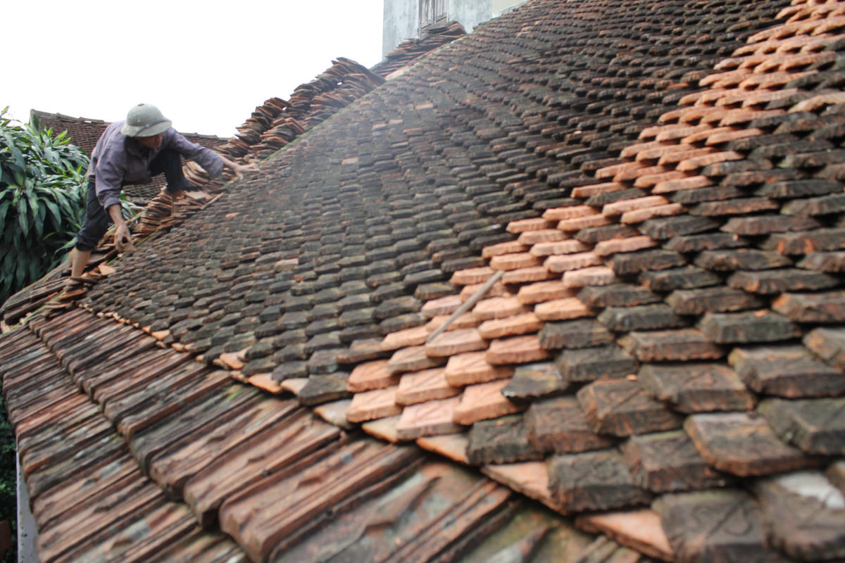 Trước khi mùa mưa đến, nhiều gia đình lại lo lợp lại mái ngói để tránh bị dột.