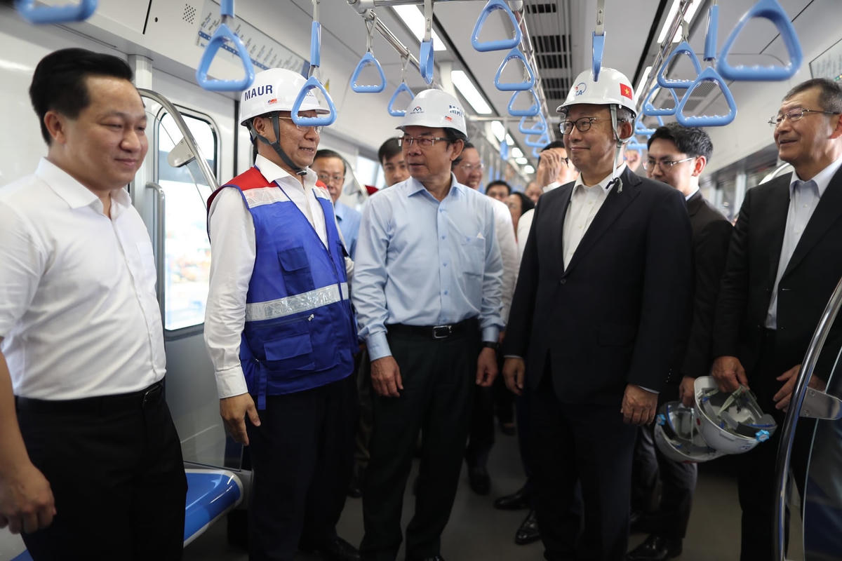Ông Nguyễn Văn Nên, Bí thư Thành ủy TPHCM tham gia đi thử đoàn tàu metro số 1.