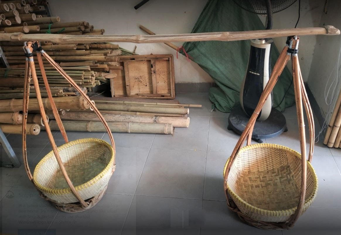 Phường Hàng Quang (xóm Hàng Quang) chuyên nghề song quang, bàn ghế bằng mây.
