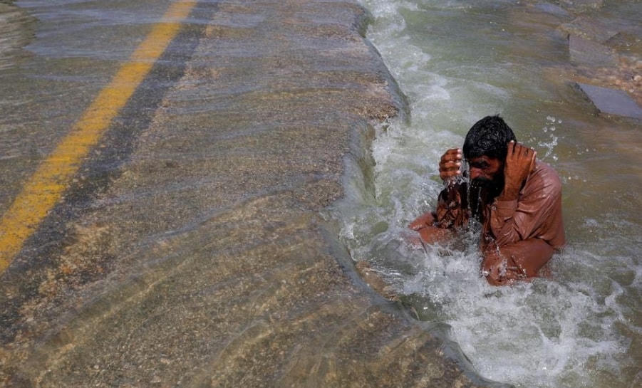 Đường cao tốc ngập nước sau mưa lũ ở Pakistan. Ảnh: Reuters.