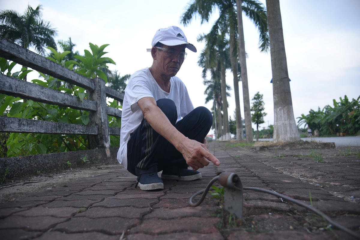  “Ở đây, các hệ thống chiếu sáng trên đường gần như không được bật thường xuyên. Ngoài ra, lan can đã hư hỏng nặng, nhiều điểm còn có những thanh sắt nhô lên khỏi mặt vỉa hè gây mất an toàn cho người dân”, ông Quang nói.