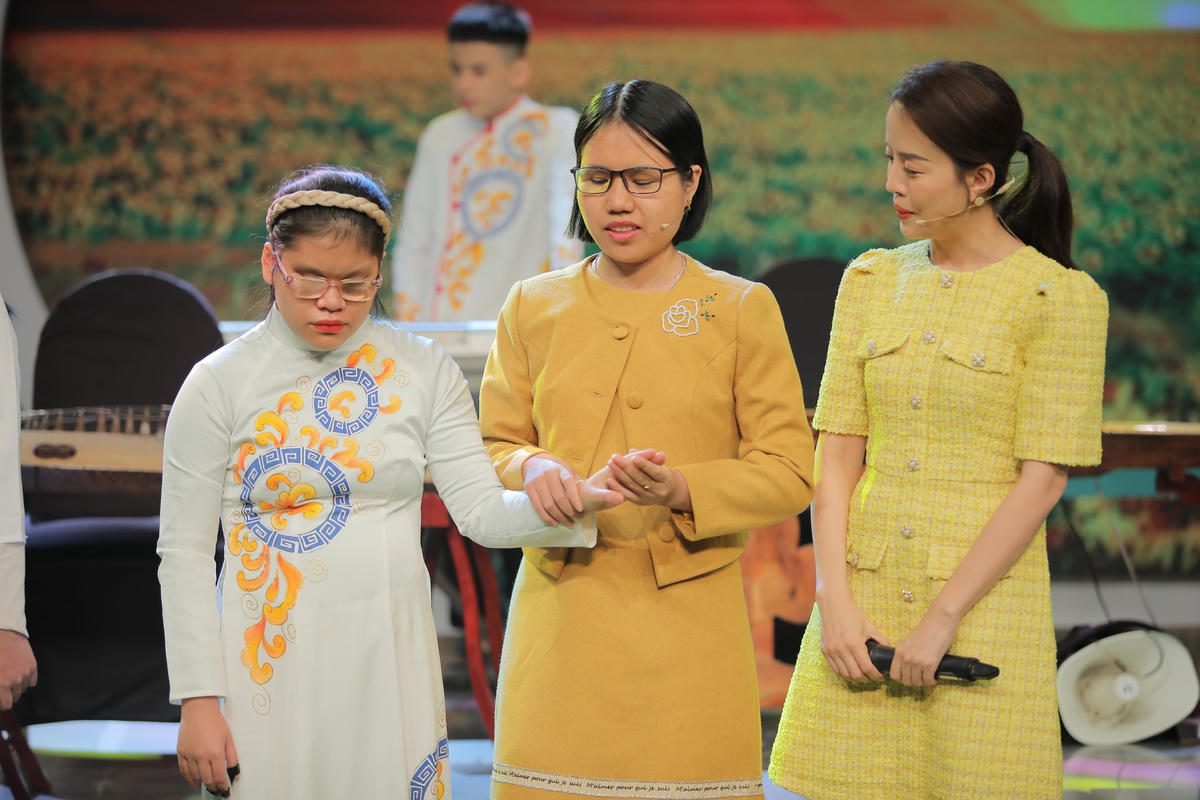 Tuy bị khiếm khuyết nhưng Hằng lại trở thành cô giáo truyền cảm hứng đến rất nhiều bạn trẻ. 
