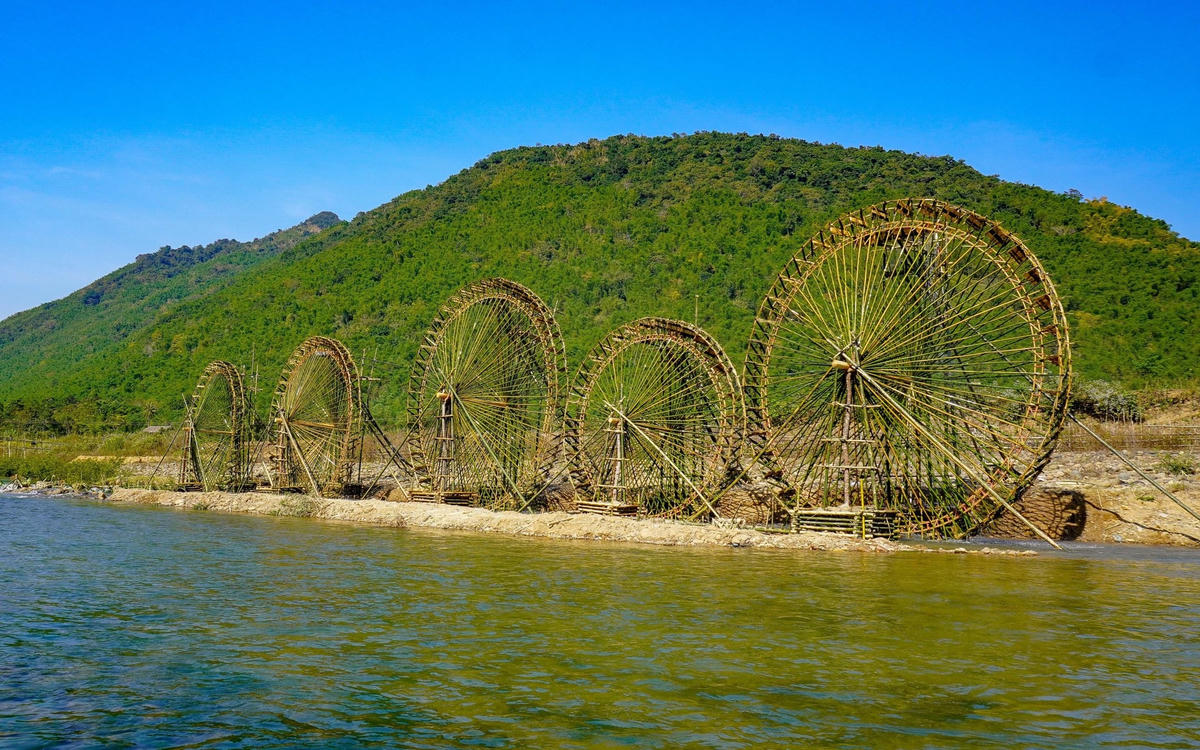 Ngoài việc giúp đồng ruộng luôn duy trì nước tưới, những chiếc guồng còn là những điểm nhấn độc đáo, thu hút nhiều du khách mỗi khi đến với không gian bản làng vùng cao Thanh Hóa.